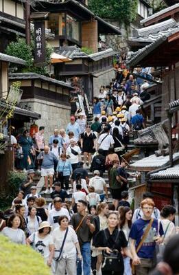 　訪日客などで混み合う京都・清水寺近くの産寧坂。政府は２０２５年１～９月に日本を訪れた外国人客の累計が年間３千万人を最速で突破したと発表した＝１５日午後