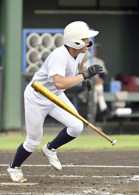 ９回、佐野日大の中村が左前に適時打を放つ＝茨城県のひたちなか市民球場、森田大地撮影