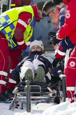 　公式練習中に転倒し、担架で運ばれる近藤心音＝５日、リビーニョ（共同）