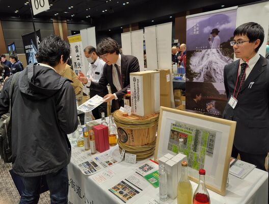 自社ウイスキーなどをＰＲした西堀酒造の出展ブース＝８日午後、東京都新宿区