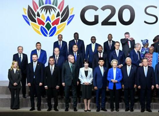 　Ｇ２０サミットに集まった高市首相（前列左から５人目）と各国首脳ら＝２２日、ヨハネスブルク（ゲッティ＝共同）
