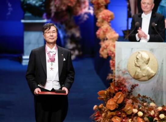 ノーベル賞授賞式で、生理学・医学賞のメダルと賞状を授与された坂口志文・大阪大特任教授=10日、ストックホルムのコンサートホール(共同)