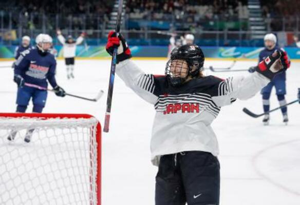 　日本―フランス　第３ピリオド、ゴールを決め笑顔の前田＝ミラノ（共同）
