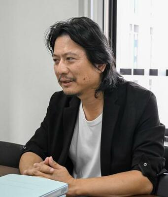 　取材に応じる「全国統一教会被害対策弁護団」の久保内浩嗣弁護士＝１日、東京都中央区