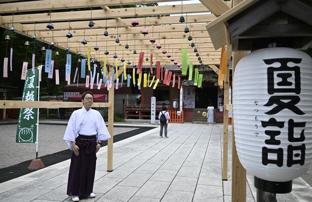 参道につり下がる風鈴とちょうちん