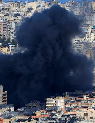 　９日、レバノン・ベイルート郊外で、イスラエル軍の攻撃後に立ち上った煙（ロイター＝共同）