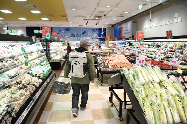 父親の介護に専念している高橋さん。日中に買い出しすることが増えた