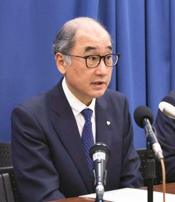 　記者会見する埼玉県立小児医療センターの岡明病院長＝２７日午後、埼玉県庁