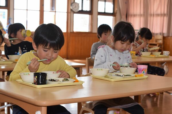 しおやこども園で有機米のご飯を頬張る園児たち。町内３カ所の保育園では今月、給食で有機米の提供が始まった