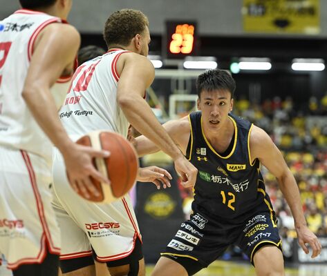 第２クオーター８分、守備に奮闘するブレックスの高島（右）＝日環アリーナ栃木
