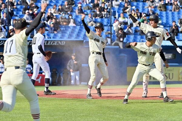 延長10回タイブレーク、作新の小川亜の２点適時打で二走・石毛（中央）がサヨナラのホームを踏みガッツポーズ＝神宮球場