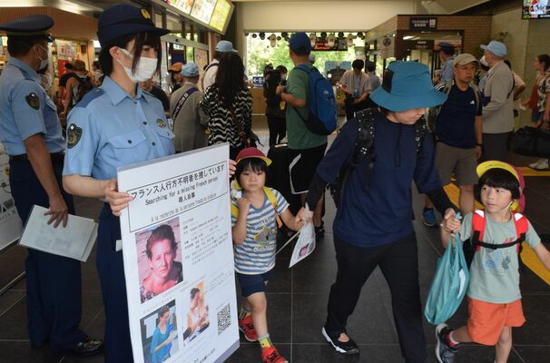 パネルとチラシでベロンさんに関する情報提供を呼びかける警察官ら＝29日午前、東武日光駅
