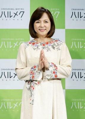 　記者発表会に登場したいとうまい子＝４日、東京都千代田区