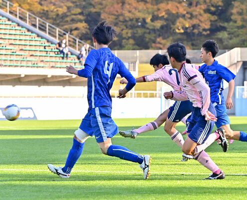 延長前半、佐野日大のヒアゴン（左から２人目）がゴールを決める＝県グリーンスタジアム