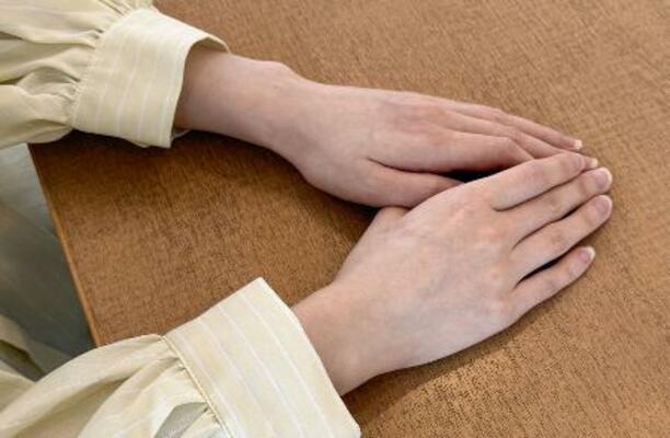 取材に応じる冨田真由さん