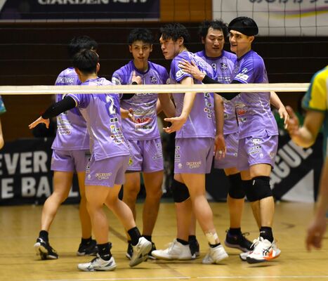 Ｖリーグ参入１年目に４位と健闘したレーヴィス。劉（右）が攻守に活躍した＝22日のつくば戦から、フカイスクエアガーデン足利
