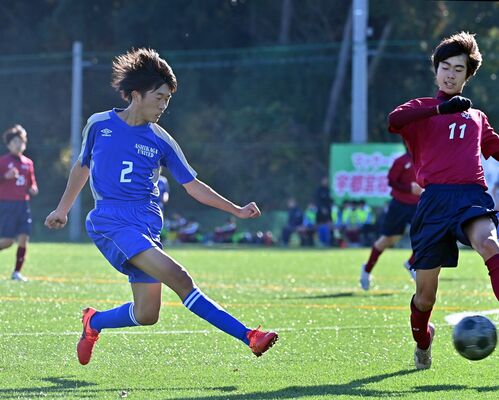 後半10分、足利両毛ユナイテッドＵ－１４のＭＦ阿部がシュートを放つ＝ウイングスＳＣ大谷フィールド
