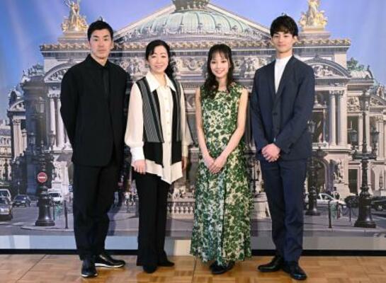 撮影に応じる(左から)金森穣、斎藤友佳理ら=東京都内