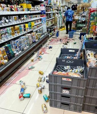 商品が散乱する鹿児島県与論町内のスーパー=20日午後0時30分ごろ(住民提供)