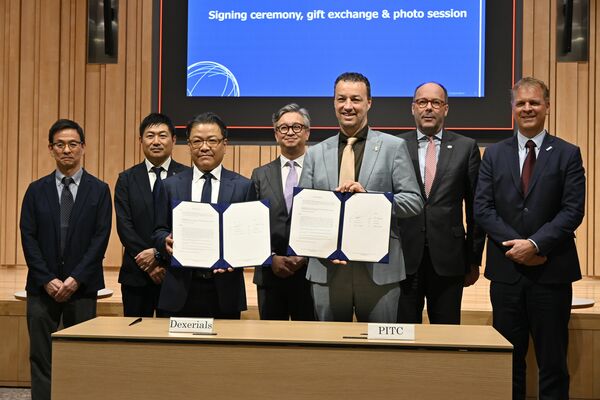 調印式に臨んだデクセリアルズやPITC、オランダ政府などの関係者ら=10日午後、下野市