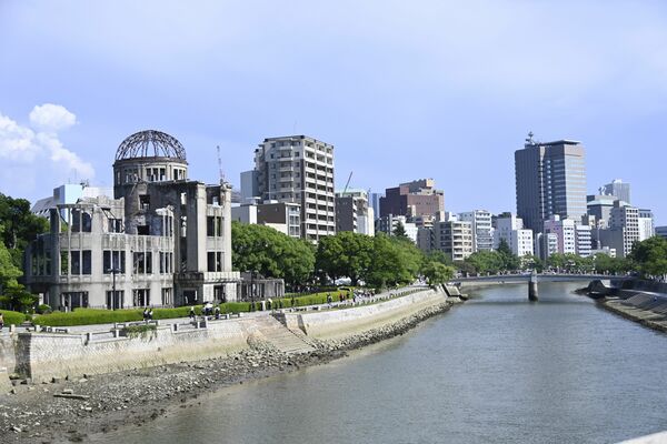 現在の爆心地付近。左の建物は原爆ドーム＝５日午後、広島市