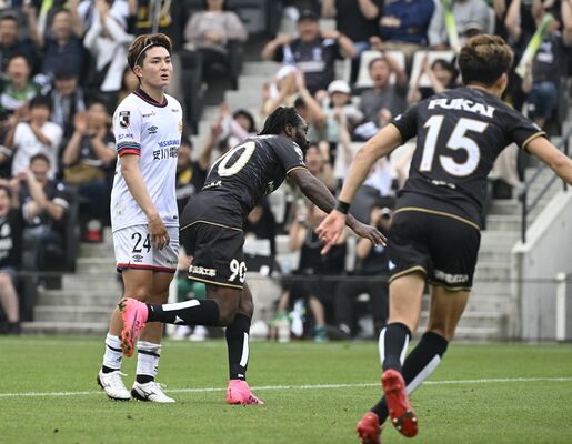 後半29分、栃木シティのＦＷウタカ（中央）が先制ゴールを決めてかけ出す＝ＣＦＳ、森田大地撮影