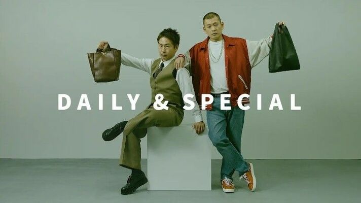 ｎｏｇａｋｅのバッグを手にするＵ字工事の福田さん（左）と益子さん