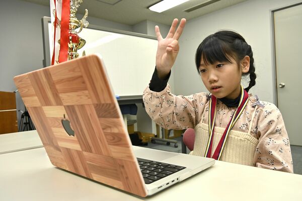 手の動きによって画面上で粘土遊びができるプログラミング作品「未来を描く手」を実演する陽葵さん。「子どもも高齢者も使えるアプリを作りたい」と意気込む
