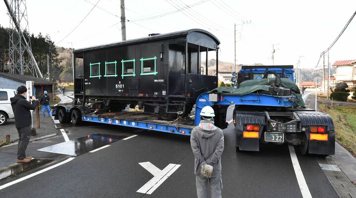 トレーラーで運ばれる車掌車＝１８日午前９時５分、茂木町河井（超広角レンズ使用）