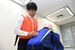 蘇生措置を実演する高橋警部補＝17日午後、県警本部