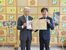 絵画の目録を福田知事（左）に手渡した崎山社長＝７日午後、県庁