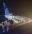 　関西空港に緊急着陸したユナイテッド航空機から、脱出用シューターを使って避難する乗客ら＝１２日午後（乗客提供）