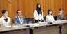　スイス・ジュネーブの軍縮会議日本政府代表部で、高校生平和大使の代表としてあいさつする岩手県立盛岡北高２年の小笠原妙衣さん（中央）＝１日（共同）