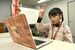 手の動きによって画面上で粘土遊びができるプログラミング作品「未来を描く手」を実演する陽葵さん。「子どもも高齢者も使えるアプリを作りたい」と意気込む
