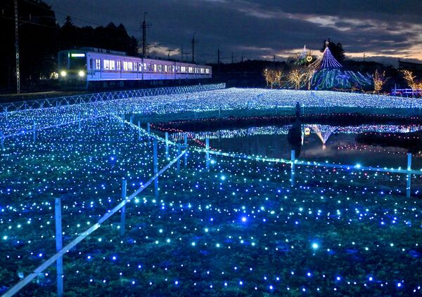 東武鬼怒川線沿線を彩るイルミネーション=28日午後5時5分、日光市倉ケ崎