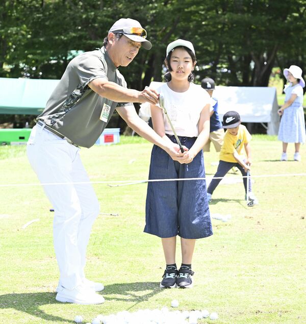 横山プロ（左）から指導を受ける子ども