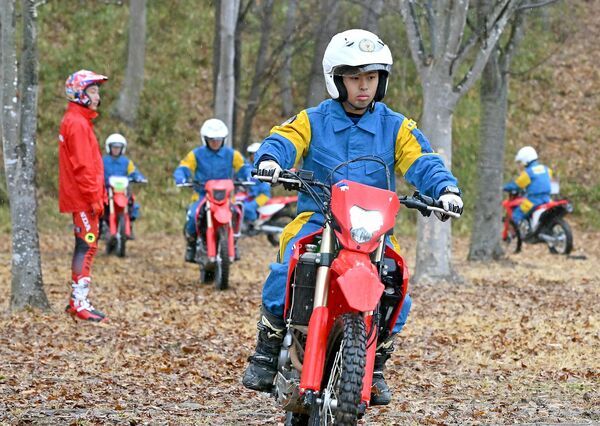 オフロード公開訓練会に臨む交通機動隊員ら＝３日午前10時20分、茂木町林