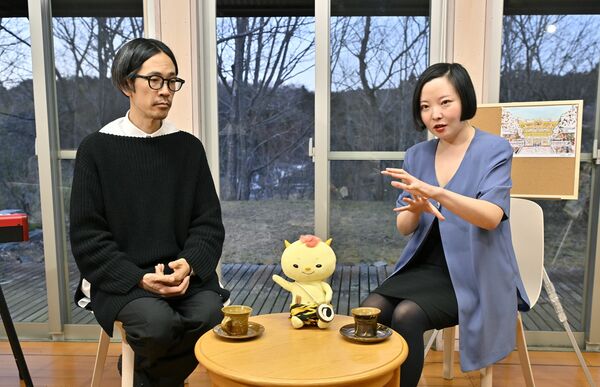 記者の質問に答える石田多朗さん（左）とシシヤマザキさん＝益子町