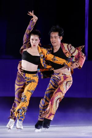 「東京辰巳アイスアリーナ」の開業イベントで演技する村元哉中さん(左)と高橋大輔さん=6日、東京都江東区