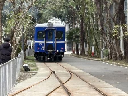 　博物館内で乗車体験できるディーゼル客車「藍皮」