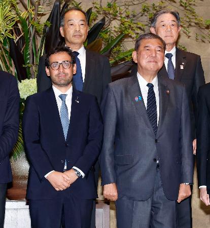 EU欧州委のセジュルネ上級副委員長(手前左)と写真に納まる石破首相(同右)=16日午後、首相官邸