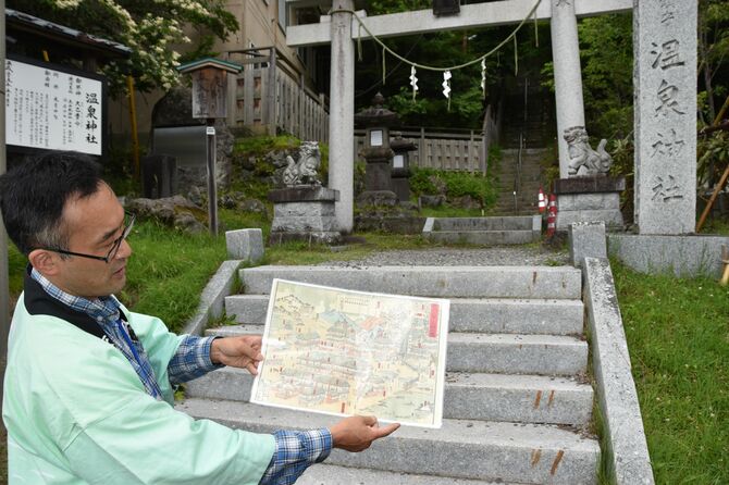 絵図を見せながら湯元の歴史を解説する安倍さん