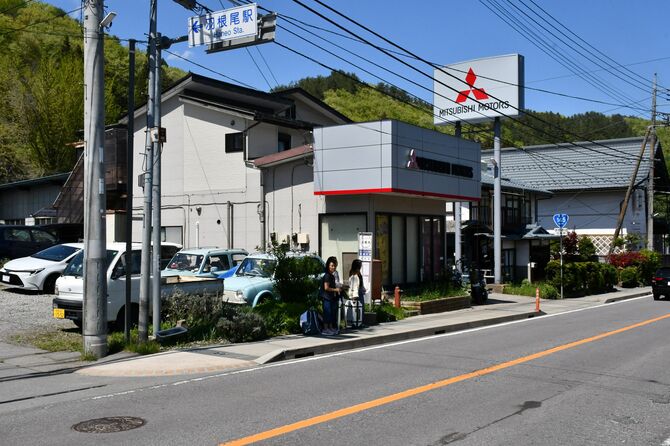 ＪＲ羽根尾駅近くの応桑道バス停で待つ観光客