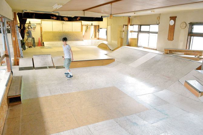 銭湯の２階にあるスケートパーク。元はお座敷だった場所