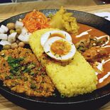 【ミヤコレ】２種を食べ比べ、自家製デリも一緒に　合いがけカレー（スパイ…