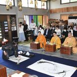 筆を使わない墨絵師・荒川颼さんが書道パフォーマンス　栃木・光明寺の法要…