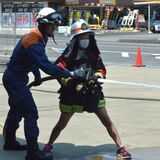 ホース握り 放水体験　佐野・植野小消防クラブ員　救命活動を再現