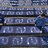 藍染めに浮かぶ、縁起の良い「巳」　大田原で壁掛け作り最盛期