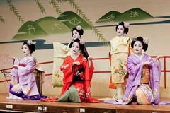 華やかに、花街の舞妓らポーズ