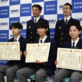 転倒した高齢女性を抱え、自宅へ搬送…　那須拓陽高生３人に感謝状　救急隊到着まで 膝枕で付き添う